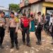 Anggota Polda Metro Jaya berjaga di lokasi kebakaran di Kampung Rawa Indah, Kapuk Muara, Penjaringan, Jakarta Utara, untuk mengawal distribusi bantuan dan menjaga keamanan, Sabtu (7/6/2025). (Foto:
Mediahub.polri.go.id)