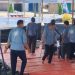 Sejumlah kader dan politisi PAN Jambi bergotong royong saat proses pemotongan dan penyiapan daging kurban di halaman Rumah PAN Jambi, Minggu (8/6/2025). (Foto: Daus)