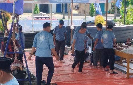 Sejumlah kader dan politisi PAN Jambi bergotong royong saat proses pemotongan dan penyiapan daging kurban di halaman Rumah PAN Jambi, Minggu (8/6/2025). (Foto: Daus)