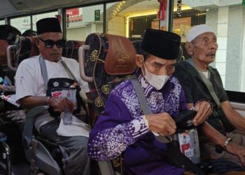 Sejumlah jamaah haji lansia dan disabilitas duduk di dalam bus saat mengikuti Program Safari Wukuf Khusus Lansia, Sabtu (7/6/2025). (dok. mui.or.id)
