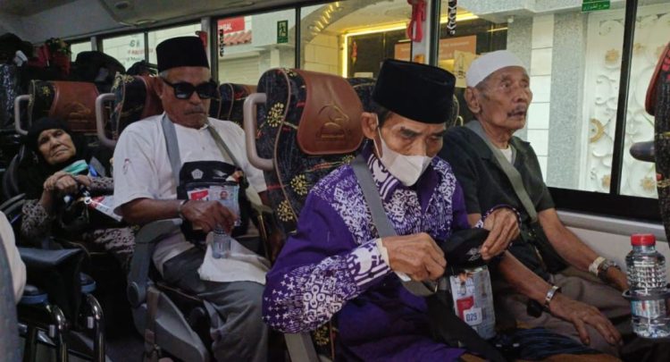 Sejumlah jamaah haji lansia dan disabilitas duduk di dalam bus saat mengikuti Program Safari Wukuf Khusus Lansia, Sabtu (7/6/2025). (dok. mui.or.id)