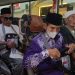 Sejumlah jamaah haji lansia dan disabilitas duduk di dalam bus saat mengikuti Program Safari Wukuf Khusus Lansia, Sabtu (7/6/2025). (dok. mui.or.id)