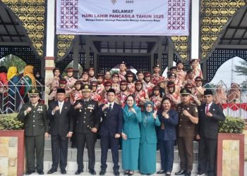 Kapolres Sarolangun AKBP Budi Prasetya, S.IK., M.Si. bersama jajaran Forkopimda, TNI-Polri, pramuka, dan tokoh masyarakat berfoto bersama usai Upacara Peringatan Hari Lahir Pancasila 2025 di Kabupaten Sarolangun. (Dok. Humas Polres Sarolangun)