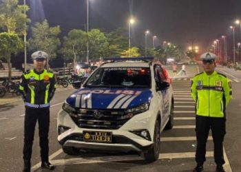 Anggota Satlantas Polres Batang Hari saat menggelar patroli malam di kawasan AEK Meliuk, Muara Bulian, guna mencegah aksi balap liar, Senin (9/6/2025). (Dok. Polres Batang Hari)