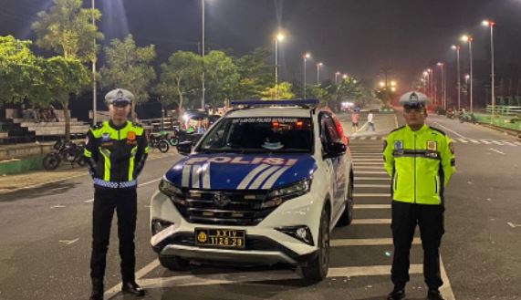 Anggota Satlantas Polres Batang Hari saat menggelar patroli malam di kawasan AEK Meliuk, Muara Bulian, guna mencegah aksi balap liar, Senin (9/6/2025). (Dok. Polres Batang Hari)