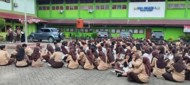 Ratusan siswa SMA Negeri 1 Kota Jambi mengikuti pengarahan pasca-pengumuman hasil SNBT UTBK 2025 di halaman sekolah, Senin (9/6/2025). (Dok, Yola)