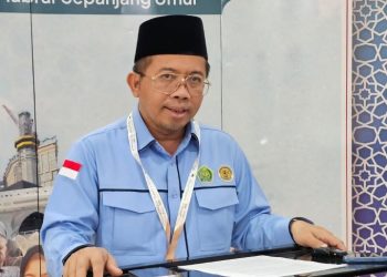 Ketua Petugas Penyelenggara Ibadah Haji (PPIH) Arab Saudi, Muchlis M. Hanafi, memberikan keterangan pers terkait imbauan kepada jamaah haji Indonesia untuk menghindari Masjidil Haram selama 12–13 Zulhijah 1446 H, di Makkah, Ahad (8/6/2025). (Dok. MUI)