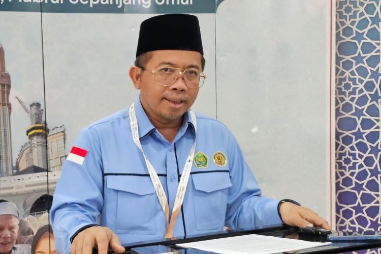 Ketua Petugas Penyelenggara Ibadah Haji (PPIH) Arab Saudi, Muchlis M. Hanafi, memberikan keterangan pers terkait imbauan kepada jamaah haji Indonesia untuk menghindari Masjidil Haram selama 12–13 Zulhijah 1446 H, di Makkah, Ahad (8/6/2025). (Dok. MUI)