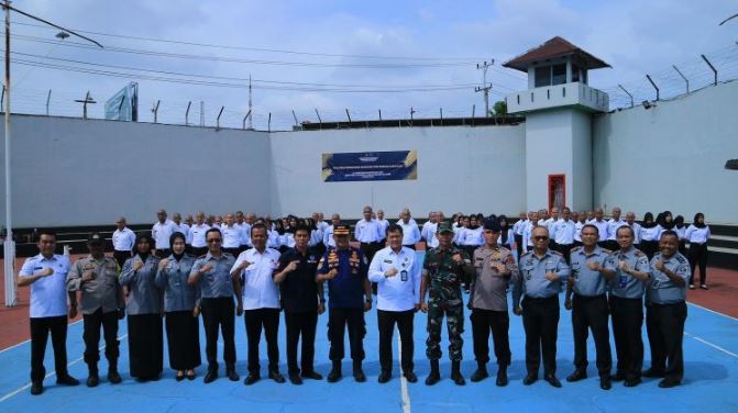 Kepala Kanwil Ditjenpas Jambi, Hidayat, bersama unsur TNI, Polri, BNN, dan pejabat Kanwil Kemenkumham Jambi usai pembukaan pelatihan dasar pengamanan CPNS di Lapas Kelas IIA Jambi, Selasa (10/6/2025). (Dok. Daus)