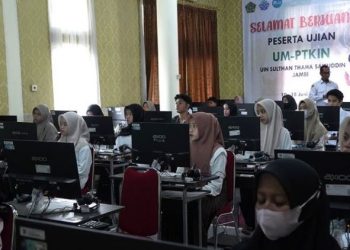 Para peserta mengikuti Ujian Masuk Perguruan Tinggi Keagamaan Islam Negeri (UM-PTKIN) 2025 di laboratorium komputer UIN Sultan Thaha Saifuddin Jambi, Selasa (10/6/2025) (Dok. Yola)