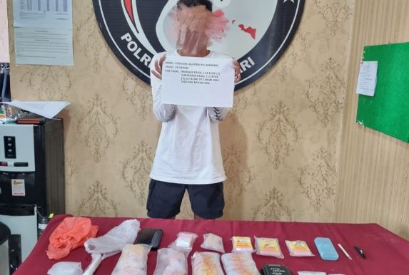 Tersangka pengedar narkotika berinisial FL beserta barang bukti sabu, ekstasi, dan perlengkapan pengemasan di Mapolres Batanghari, Jambi, Minggu (8/6/2025). (Dok. Humas Polres Batanghari)