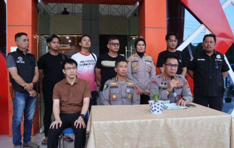 Kapolresta Jambi Kombes Pol Eko Wahyudi dan jajaran RS Bhayangkara Jambi memberikan keterangan pers terkait kondisi bayi perempuan yang ditemukan di Jambi Selatan, Senin (9/6/2025). (Foto: Stepanus)
