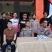 Kapolresta Jambi Kombes Pol Eko Wahyudi dan jajaran RS Bhayangkara Jambi memberikan keterangan pers terkait kondisi bayi perempuan yang ditemukan di Jambi Selatan, Senin (9/6/2025). (Foto: Stepanus)
