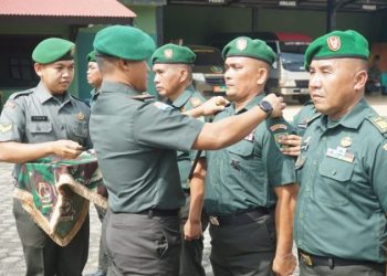 Komandan Kodim 0416/Bungo Tebo, Letkol Inf Dedy Pungky Irawanto, menyematkan tanda penghormatan kepada anggota yang mengikuti Tradisi Korps Raport dan Sertijab di Lapangan Apel Makodim 0416/Bute, Selasa (10/6/2025). (Dok. Kodim 0416/Bute)