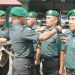 Komandan Kodim 0416/Bungo Tebo, Letkol Inf Dedy Pungky Irawanto, menyematkan tanda penghormatan kepada anggota yang mengikuti Tradisi Korps Raport dan Sertijab di Lapangan Apel Makodim 0416/Bute, Selasa (10/6/2025). (Dok. Kodim 0416/Bute)