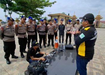 Personel Ditpolairud Polda Jambi mengikuti pelatihan pengoperasian drone yang dipandu oleh narasumber dari APDI Regional Jambi, Selasa (10/6/2025). (Dok. Daus)