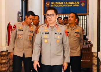 Kapolda Jambi Irjen Pol Krisno H. Siregar saat meninjau Rumah Tahanan Ditpolairud Polda Jambi, Selasa (10/6/2025). (Dok. Nahar)