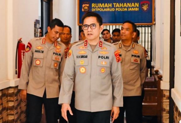 Kapolda Jambi Irjen Pol Krisno H. Siregar saat meninjau Rumah Tahanan Ditpolairud Polda Jambi, Selasa (10/6/2025). (Dok. Nahar)