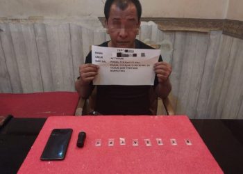 Seorang pria berinisial S (42), warga Kelurahan Payo Lebar, ditangkap Satresnarkoba Polresta Jambi bersama barang bukti 8 paket sabu dan alat komunikasi, Selasa (10/6/2025). (Dok. Humas Polresta Jambi)