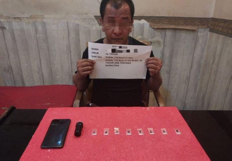 Seorang pria berinisial S (42), warga Kelurahan Payo Lebar, ditangkap Satresnarkoba Polresta Jambi bersama barang bukti 8 paket sabu dan alat komunikasi, Selasa (10/6/2025). (Dok. Humas Polresta Jambi)