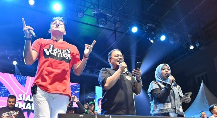 Andika (kiri) bersama Wali Kota Jambi Dr. H. Maulana tampil enerjik di panggung Tumpah Ruah Fest 2025 Minggu malam (1/6/2025). (Dok. Yola)