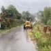 Alat berat milik Dinas PUPR Provinsi Jambi mulai bekerja di kawasan Jangkat, Merangin, untuk memperbaiki jalan provinsi yang rusak dan tertutup semak, Selasa (10/6/2025). (Dok. nahar)