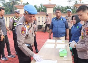 Anggota Provos Polda Jambi memeriksa kelengkapan administrasi dan kesiapan personel Polres Batanghari dalam kegiatan Gaktiblin, Rabu (11/6/2025). (Dok Daus)