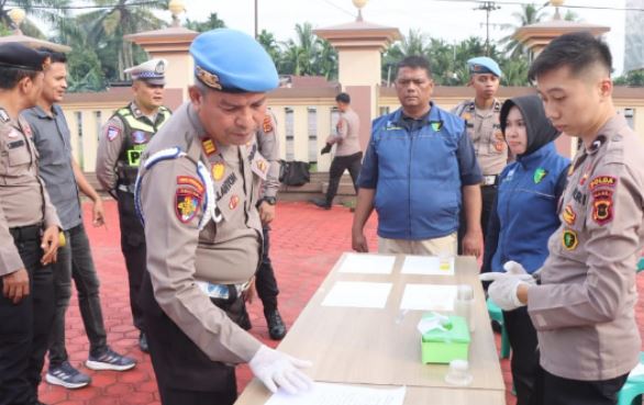 Anggota Provos Polda Jambi memeriksa kelengkapan administrasi dan kesiapan personel Polres Batanghari dalam kegiatan Gaktiblin, Rabu (11/6/2025). (Dok Daus)