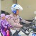 Seorang personel Satlantas Polresta Jambi mengajak siswa TK menaiki motor dinas dalam kegiatan Polisi Sahabat Anak di Mapolresta Jambi, Selasa (10/6/2025). (Dok. nahar)