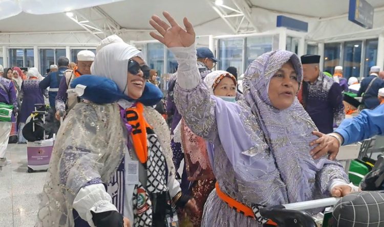 Jamaah haji Indonesia dari kloter UPG 1 Makassar melambaikan tangan sebelum diberangkatkan dari Bandara AMAA, Madinah, Rabu (11/6/2025), (Dok. mui.or.id)