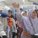Jamaah haji Indonesia dari kloter UPG 1 Makassar melambaikan tangan sebelum diberangkatkan dari Bandara AMAA, Madinah, Rabu (11/6/2025), (Dok. mui.or.id)