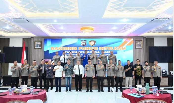 Kapolda Jambi Irjen Pol. Krisno H. Siregar bersama jajaran pejabat utama Polda Jambi dan peserta Rakernis Ditintelkam 2025 di Aula Gedung Siginjai, Kamis (12/6/2025) . (Dok. Nahar)
