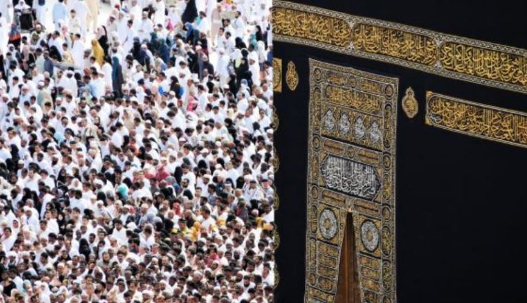 Jamaah haji melaksanakan thawaf mengelilingi Ka'bah di Masjidil Haram, Makkah, Arab Saudi, saat puncak ibadah haji 1446 H. (Foto: mui.or.id)