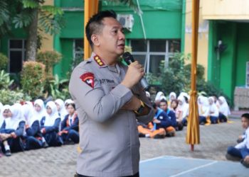 Kapolresta Jambi Kombes Pol. Boy Sutan Binanga Siregar, S.I.K., M.H., menyampaikan materi sosialisasi pencegahan kenakalan remaja kepada pelajar SMPN 7 Kota Jambi, Senin (2/6/2025). (Dok. Daus)