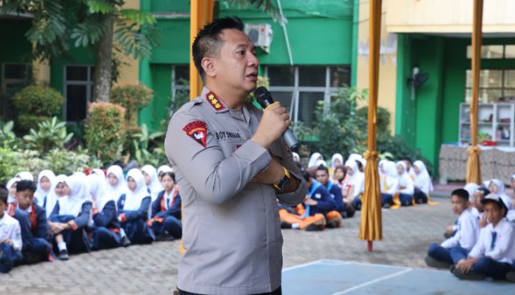 Kapolresta Jambi Kombes Pol. Boy Sutan Binanga Siregar, S.I.K., M.H., menyampaikan materi sosialisasi pencegahan kenakalan remaja kepada pelajar SMPN 7 Kota Jambi, Senin (2/6/2025). (Dok. Daus)