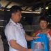 Personel Sipropam Polresta Jambi menyerahkan bantuan sembako secara langsung kepada warga dalam kegiatan bakti sosial memperingati HUT Bhayangkara ke-79 di Kecamatan Telanaipura, Rabu (11/6/2025). (Foto: Stepanus)
