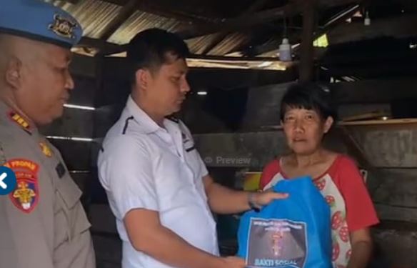 Personel Sipropam Polresta Jambi menyerahkan bantuan sembako secara langsung kepada warga dalam kegiatan bakti sosial memperingati HUT Bhayangkara ke-79 di Kecamatan Telanaipura, Rabu (11/6/2025). (Foto: Stepanus)