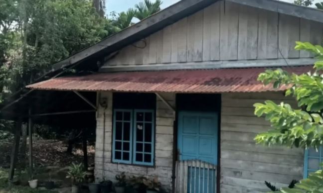 Rumah di Jalan Pangeran Hidayat, Kelurahan Sukakarya, Kecamatan Kotabaru, Kota Jambi, tempat terjadinya penikaman oleh seorang pemuda terhadap pria yang diduga kekasih ibunya, Kamis (12/6/2025). (Dok. Nahar)