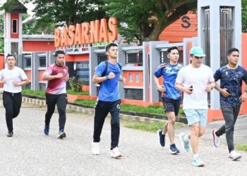 Kapolda Jambi Irjen Pol. Krisno H. Siregar (kaus putih, celana pendek) joging bersama sejumlah personel di depan Kantor BASARNAS Jambi, Sabtu (14/6/2025), (Dok. Nahar)