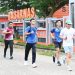 Kapolda Jambi Irjen Pol. Krisno H. Siregar (kaus putih, celana pendek) joging bersama sejumlah personel di depan Kantor BASARNAS Jambi, Sabtu (14/6/2025), (Dok. Nahar)