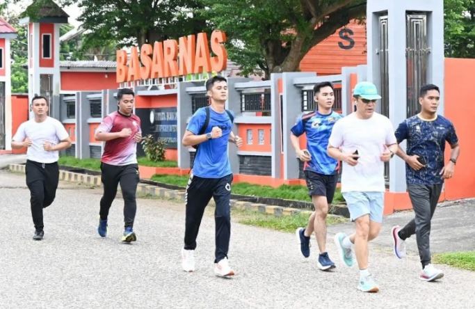 Kapolda Jambi Irjen Pol. Krisno H. Siregar (kaus putih, celana pendek) joging bersama sejumlah personel di depan Kantor BASARNAS Jambi, Sabtu (14/6/2025), (Dok. Nahar)