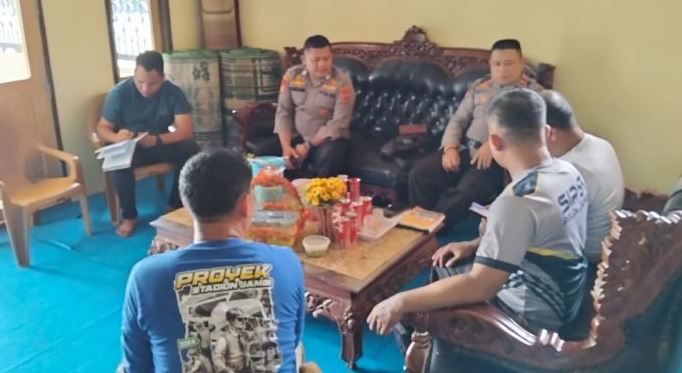 Personel Ditpolairud Polda Jambi bersama Kapolsek Jaluko, pengelola tongkang, dan pemilik keramba saat melakukan mediasi penyelesaian kerugian akibat insiden tongkang yang menabrak keramba ikan di Desa Pematang Jering, Kabupaten Muaro Jambi, Jumat (31/5/2025). (Dok, Daus)