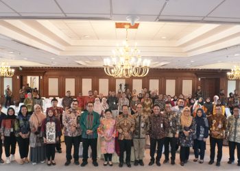 Wakil Ketua Dewan Komisioner OJK, Mirza Adityaswara (tengah), bersama jajaran dan narasumber berfoto bersama usai Forum Diskusi Survei Penilaian Integritas (SPI) bertema ‘Survei Penilaian Integritas, Bukan Sekedar Formalitas’ yang digelar di Jakarta, Selasa (3/6/2025). (Dok. Humas OJK jambi)