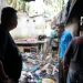 Ketua DPRD Kota Jambi, Kemas Faried saat Melihat Langsung Rumah Nenek Yang terbakar, di kawasan Jelutung Sabtu (31/5). (Dok. Nhr)