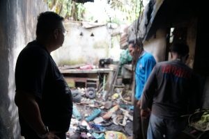 Ketua DPRD Kota Jambi, Kemas Faried saat Melihat Langsung Rumah Nenek Yang terbakar, di kawasan Jelutung Sabtu (31/5). (Dok. Nhr)
