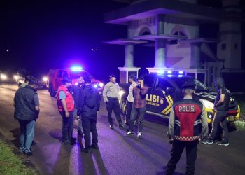 Personel Polres Tanjung Jabung Timur saat melaksanakan patroli malam dalam rangka KRYD dengan pola "Blue Light Patrol", Sabtu malam (31/05/2025). (Dok. Nahar)
