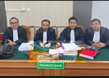Tim Kuasa Hukum Terdakwa Viktorianus Gulo menghadiri sidang lanjutan kasus dugaan korupsi proyek Stadion Mini Sungai Bungkal di Pengadilan Tipikor Jambi, Senin (2/6/2025). (Dok. Dko / Yola)