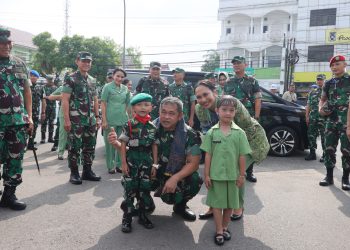 Kasad Jenderal TNI Maruli Simanjuntak, M.Sc., berpose bersama anak-anak TK Kartika dan anggota Persit Kartika Chandra Kirana saat kunjungan kerja di wilayah Korem 042/Gapu, Jambi, Selasa (3/6/2025).(Foto: Dispenad)