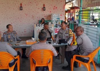 Sejumlah personel Polsek Jambi Selatan berdiskusi dalam kegiatan “Ngopi Bareng Bhabin” di salah satu warung kopi kawasan Jambi, Rabu (4/6/2025). (Dok.Yola)