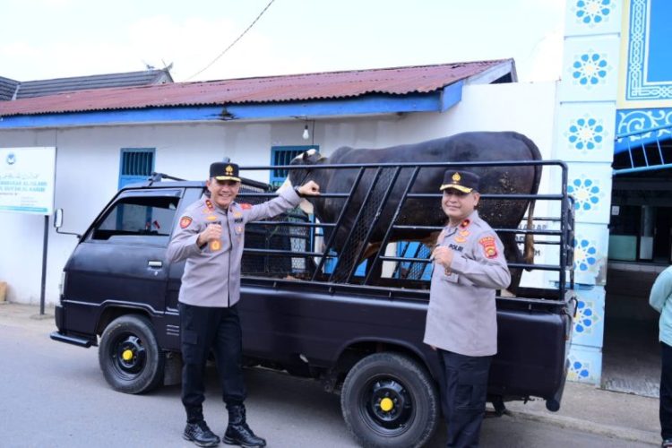 Kapolda Jambi Irjen Pol Krisno H. Siregar bersama Wakapolda Brigjen Pol M. Mustaqim saat menyerahkan hewan kurban di Pesantren Ma’had Al-Mubarak Al-Islami, Kamis (5/6/2025). (Dok. Daus)